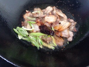 五花肉干煸土豆片