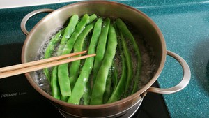 五花肉炒刀豆木耳