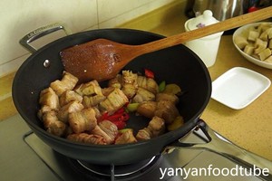 五花肉烧素鸡 Pork Belly with Dry Tofu