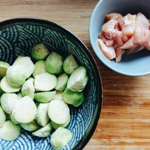 抱子甘蓝烤鸡肉。