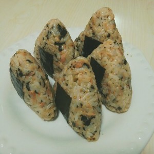 金枪鱼芝麻手捏饭团