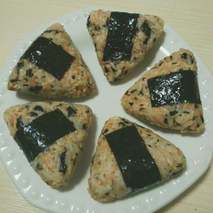 金枪鱼芝麻手捏饭团