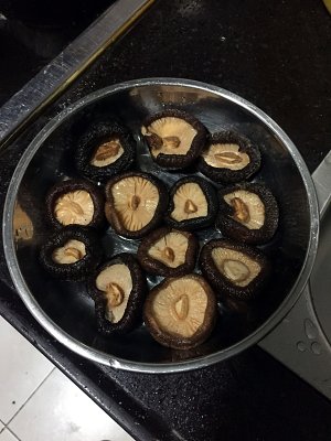 美味的肉酿香菇～～孩子爱吃的下饭菜