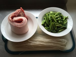 红烧肉焖蒜薹