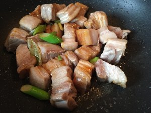 红烧肉焖蒜薹