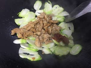 家常菜：抱子芥（儿菜）炒肉片