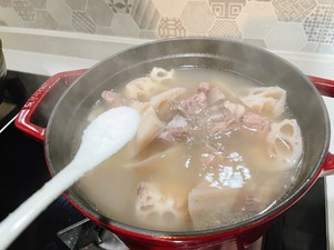 秋冬滋补——莲藕花生排骨汤（内附超香蘸料做法！）