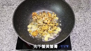 拆蟹、炒蟹粉、蟹粉拌面，一次解锁大闸蟹的终极吃法